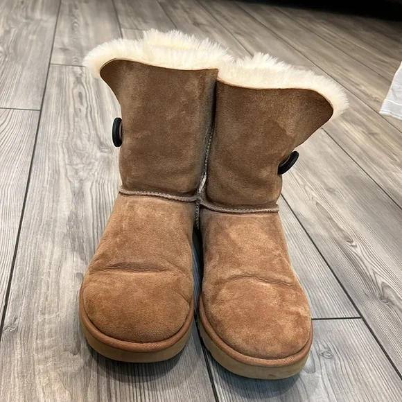 Barely worn authentic Uggs in chestnut - Picture 2 of 6